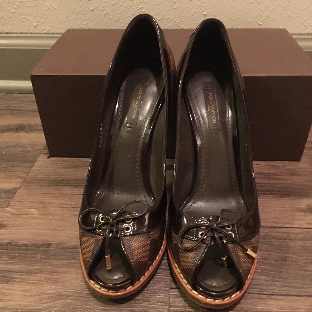 💥SOLD💥Louise Vuitton Damier Ebene Peep toe pumps